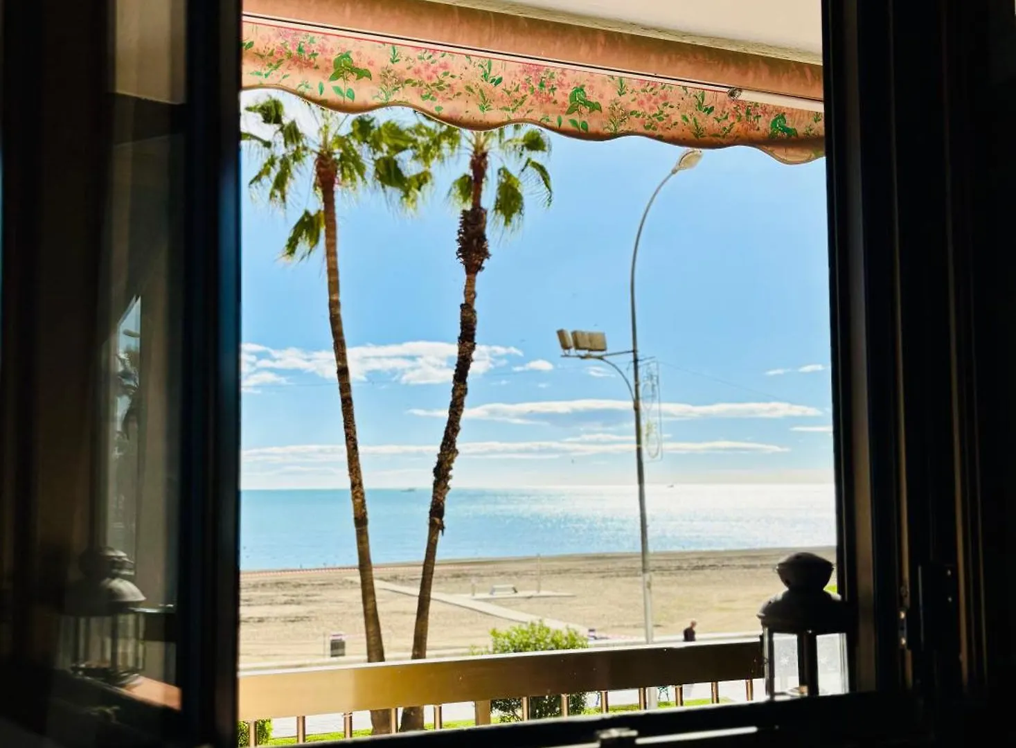 Malagueta Beachfront Apartment マラガ